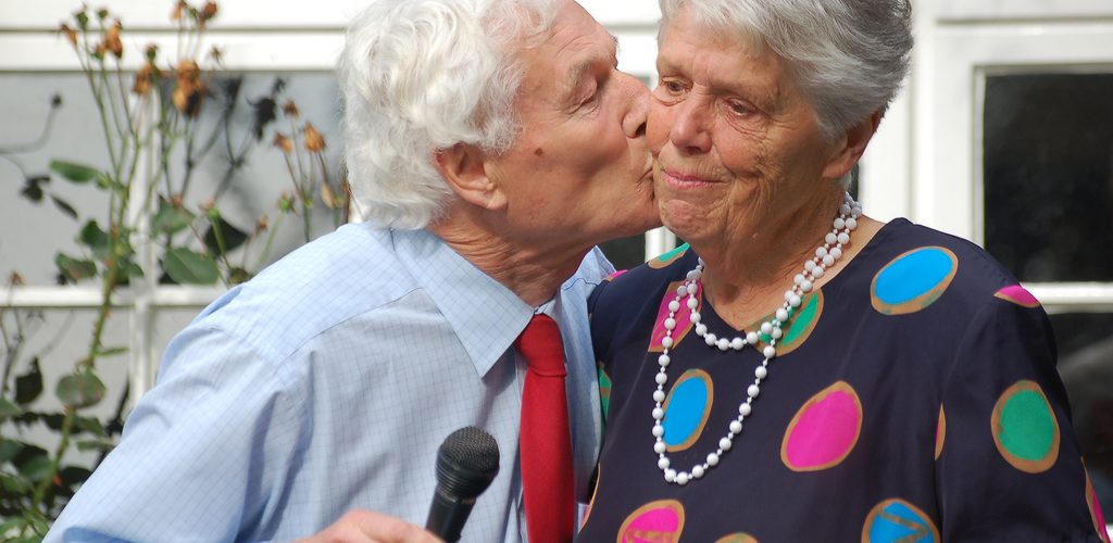 starsza para - mężczyzna całujący kobietę w policzek